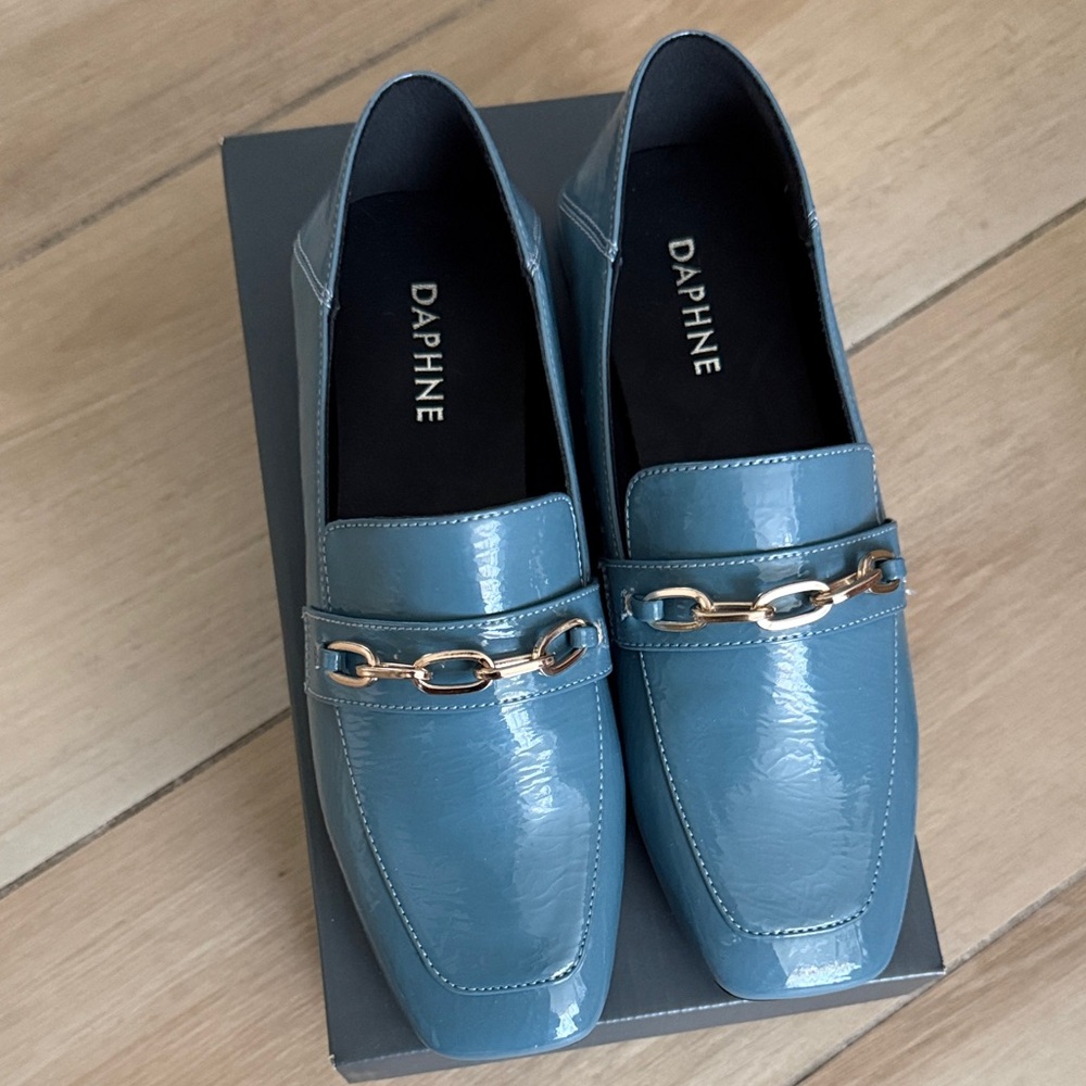 SOFT☁️ Blue Patent Leather Loafers with Gold Chain / Stylish & Classy NWT
